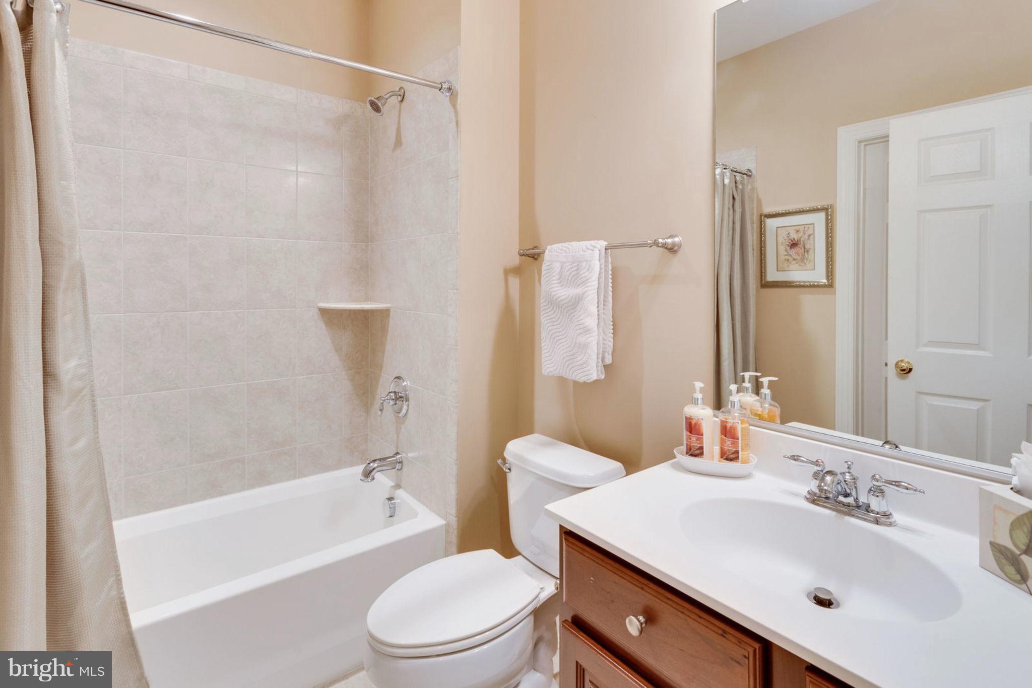 4574 Gates Road Warrenton, VA 20187 - Photo 8 of 49 Main Level Full bath