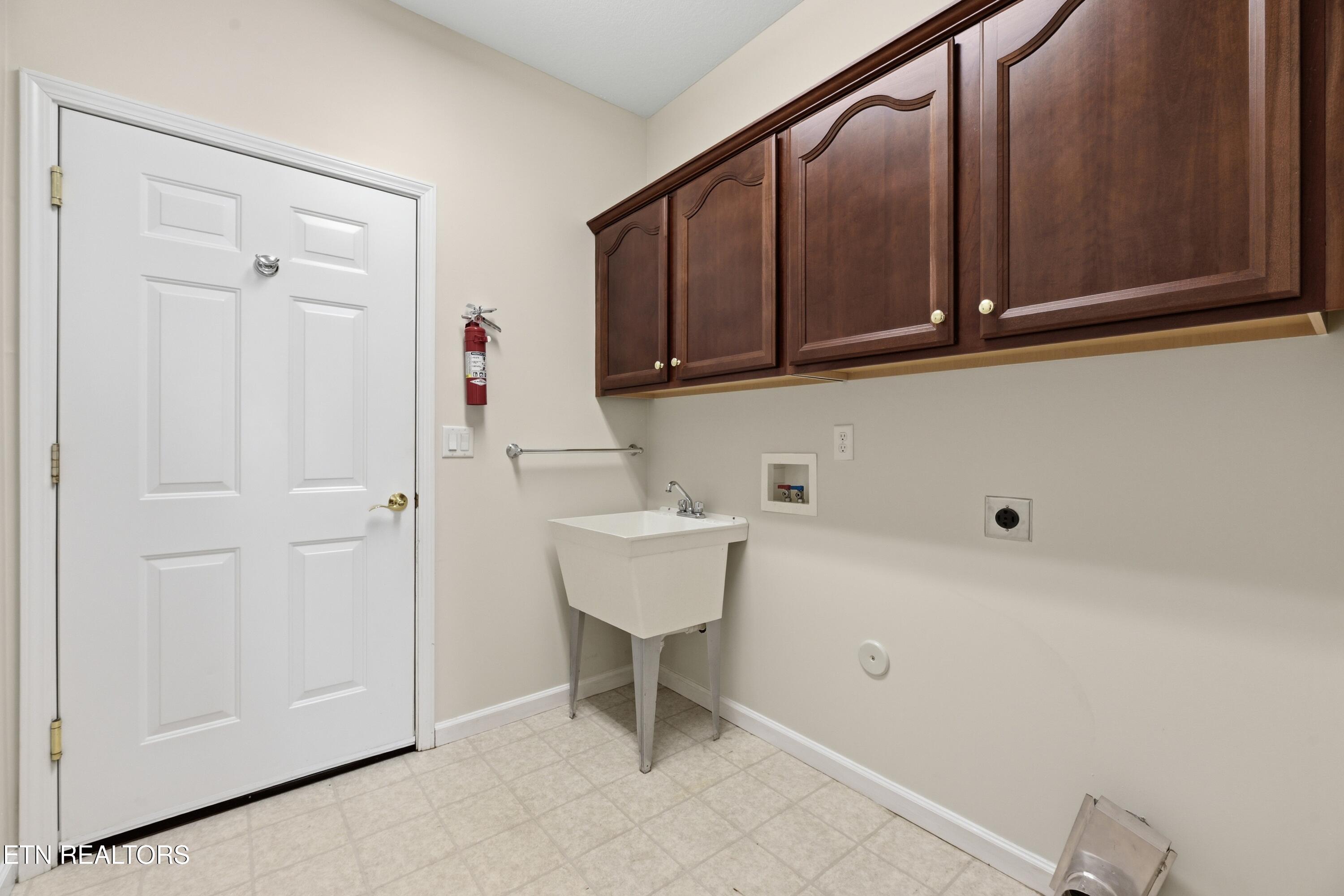 115 Devanshire Court Oak Ridge, TN 37830 - Photo 17 of 33 Laundry area