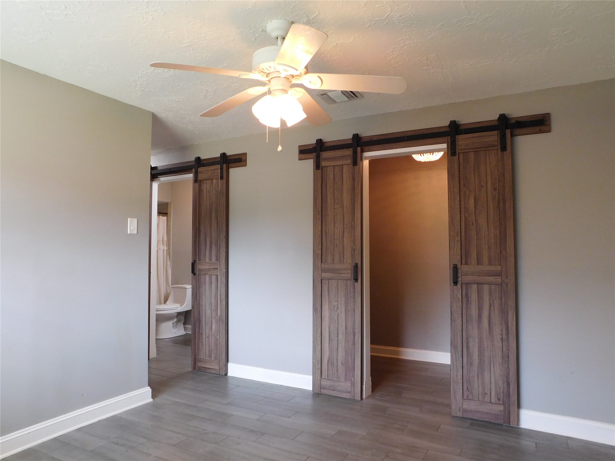 5003 Apple Springs Drive Pearland, TX 77584 - Photo 14 of 29 an empty room with wooden floor fan and windows