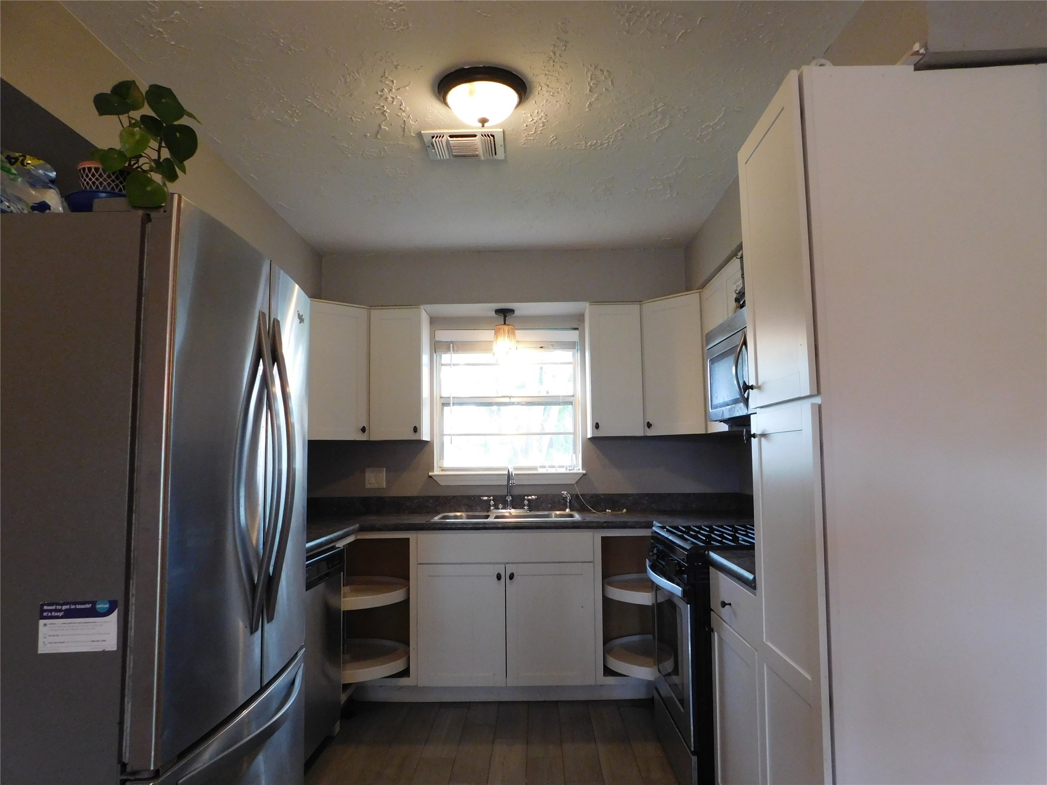 5003 Apple Springs Drive Pearland, TX 77584 - Photo 20 of 29 a kitchen with a refrigerator and a stove