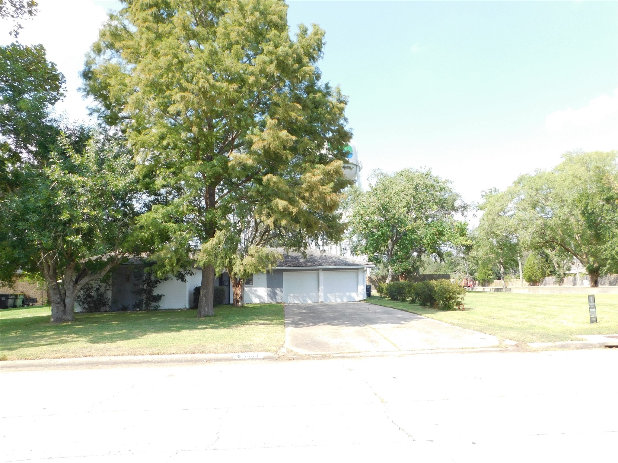 5003 Apple Springs Drive Pearland, TX 77584 - Photo 3 of 29 a view of a yard with a house