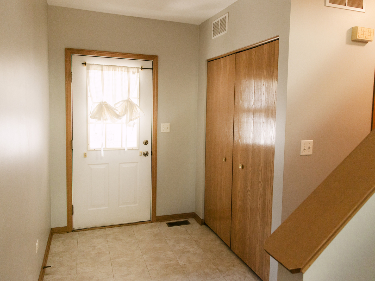 1533 Keystone Court Elgin, IL 60120 - Photo 3 of 16 a view of an front door