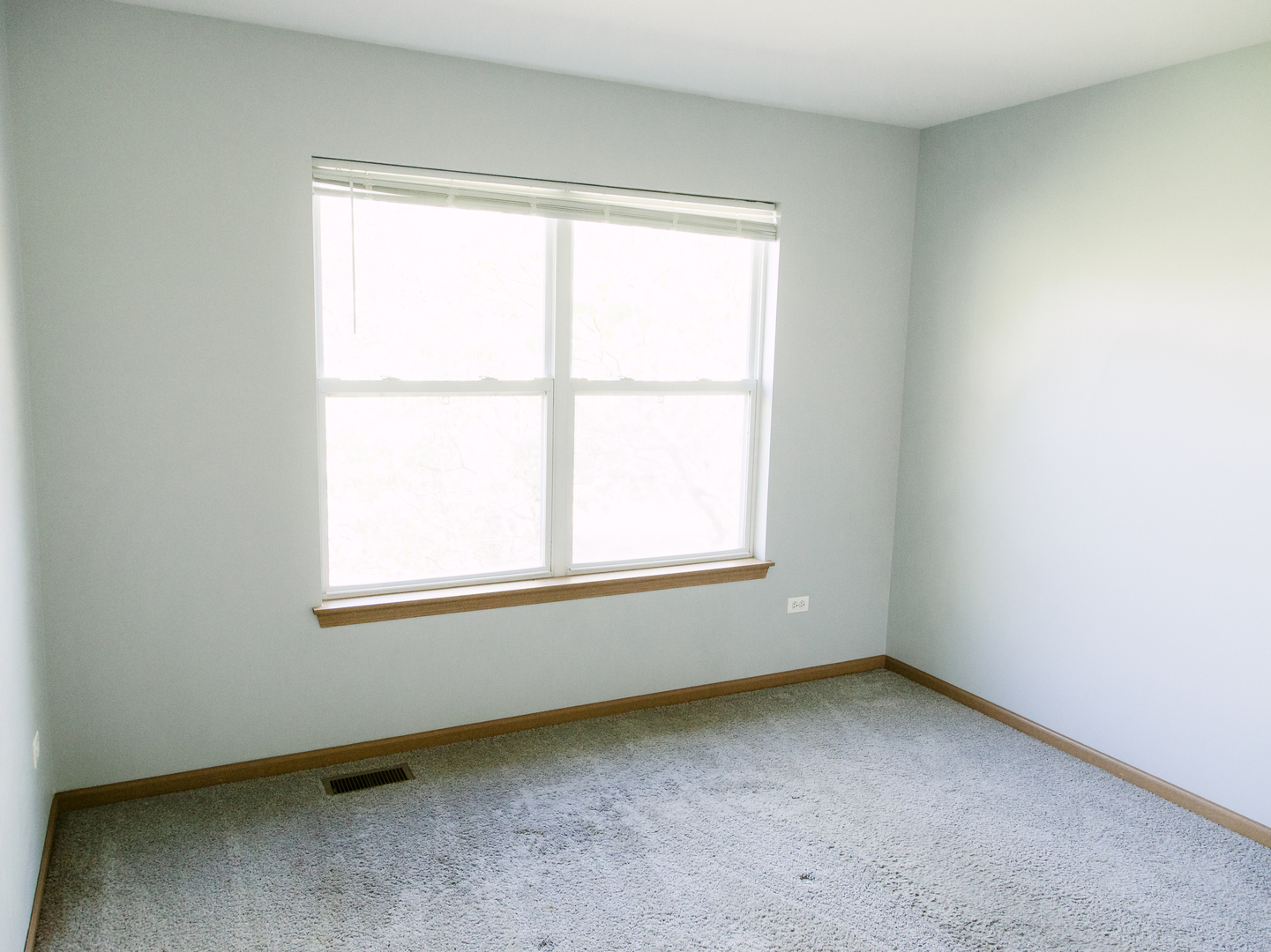 1533 Keystone Court Elgin, IL 60120 - Photo 9 of 16 an empty room with a window