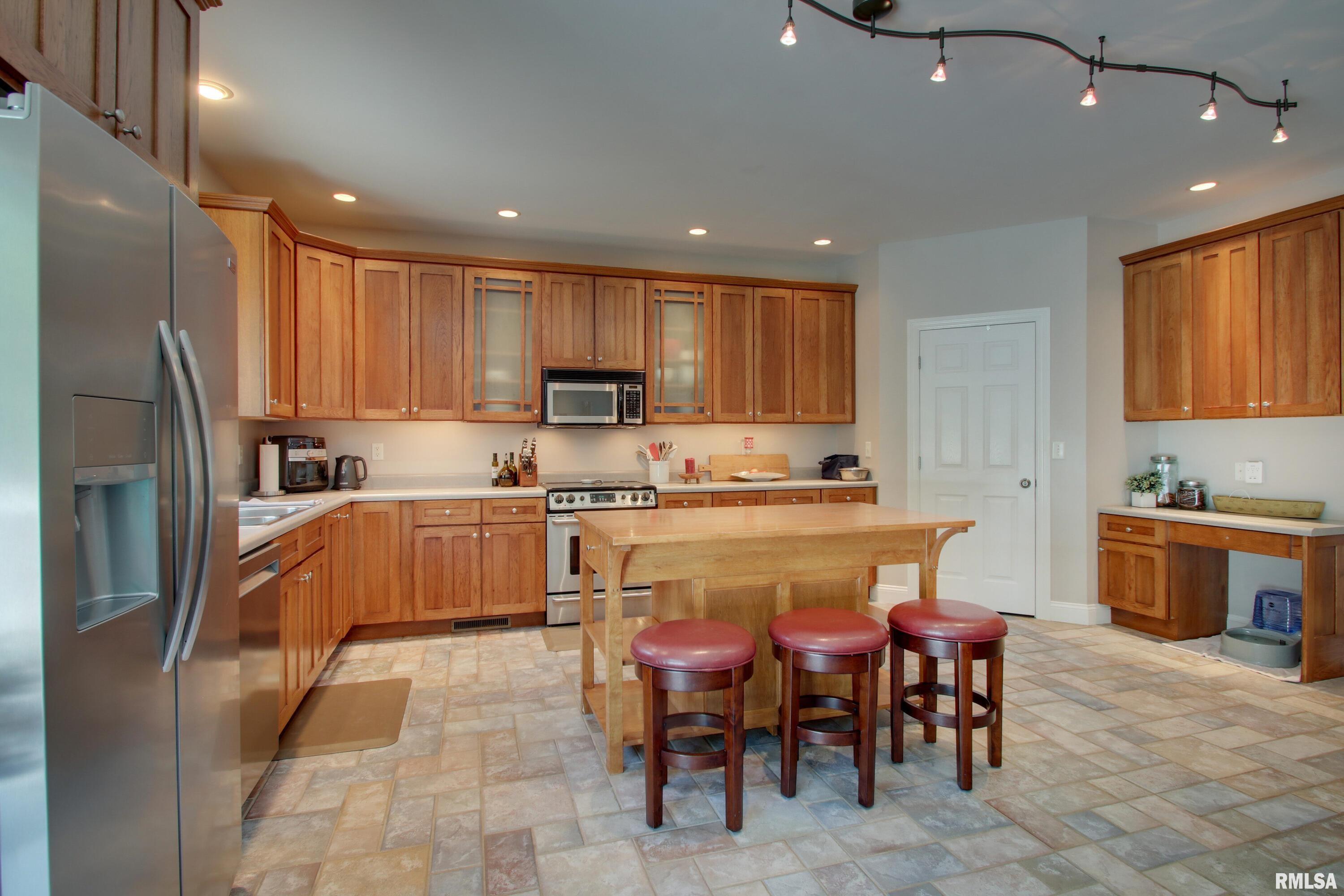 4121 Abbey Ridge Court Quincy, IL 62305 - Photo 7 of 27 Gallery Image 7