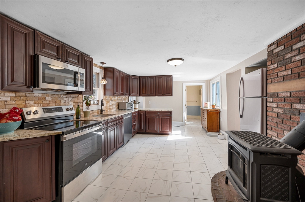 101 Hunt Road Chelmsford, MA 01824 - Photo 6 of 37 Gallery Image 6