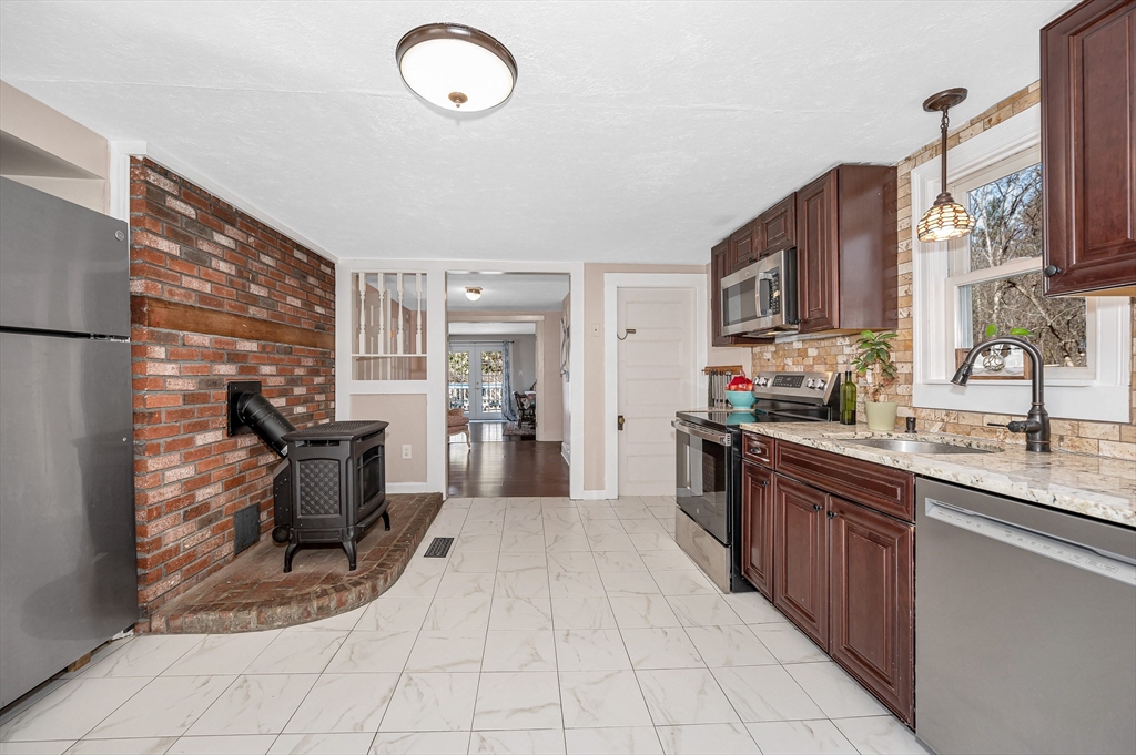 101 Hunt Road Chelmsford, MA 01824 - Photo 9 of 37 Gallery Image 9