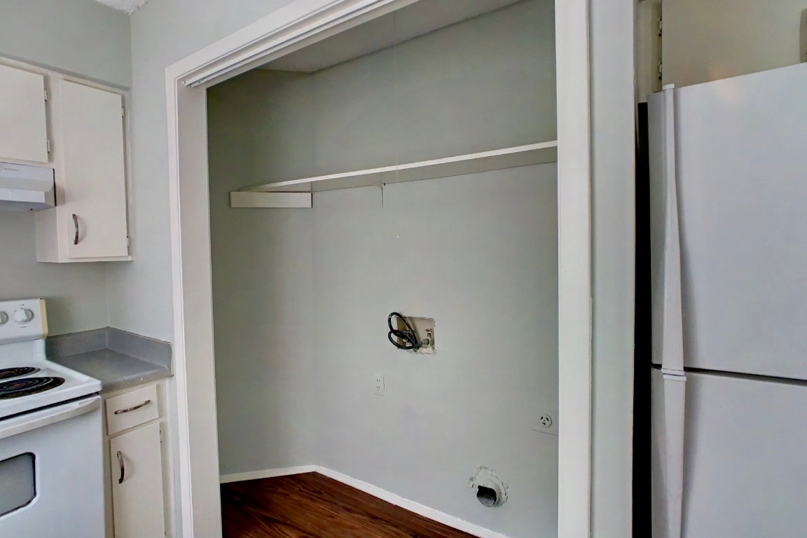 2008 West Loop, Unit D Austin, TX 78758 - Photo 10 of 15 a bathroom with a shower