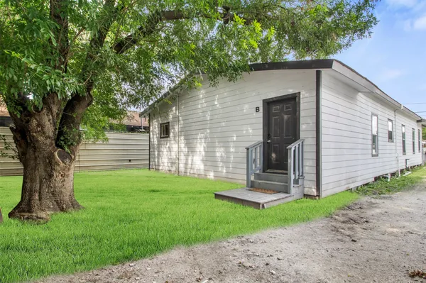 $1,100 | 405 Medina Street, Unit B, Houston, TX 77012