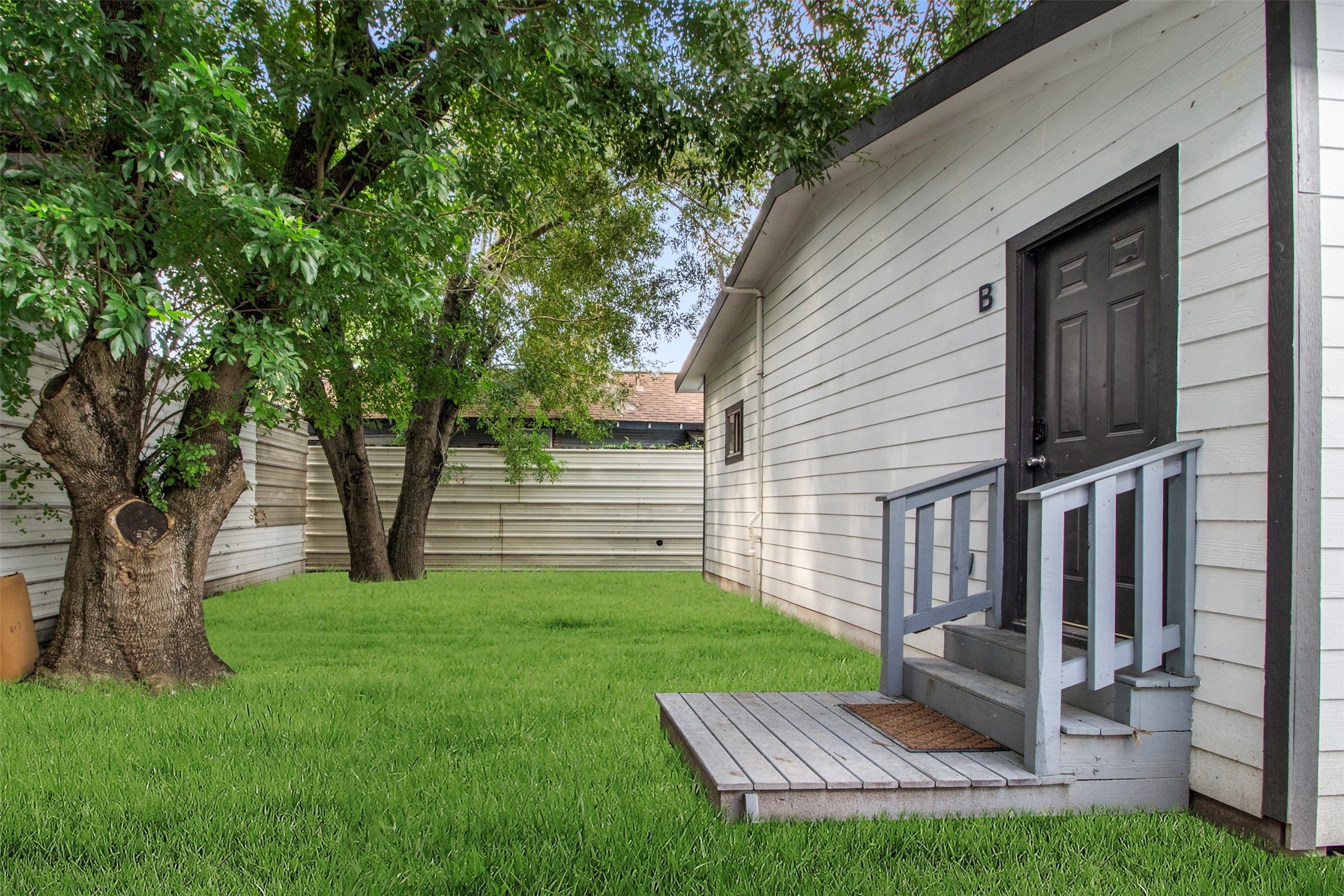 405 Medina Street, Unit B Houston, TX 77012 - Photo 14 of 16 front view of a house with a yard