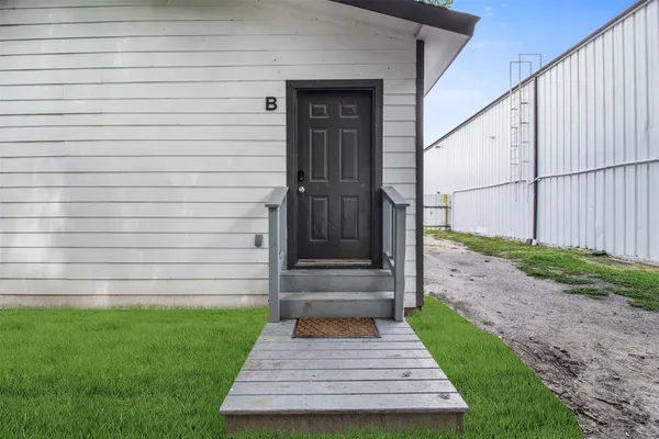 $1,100 | 405 Medina Street, Unit B, Houston, TX 77012