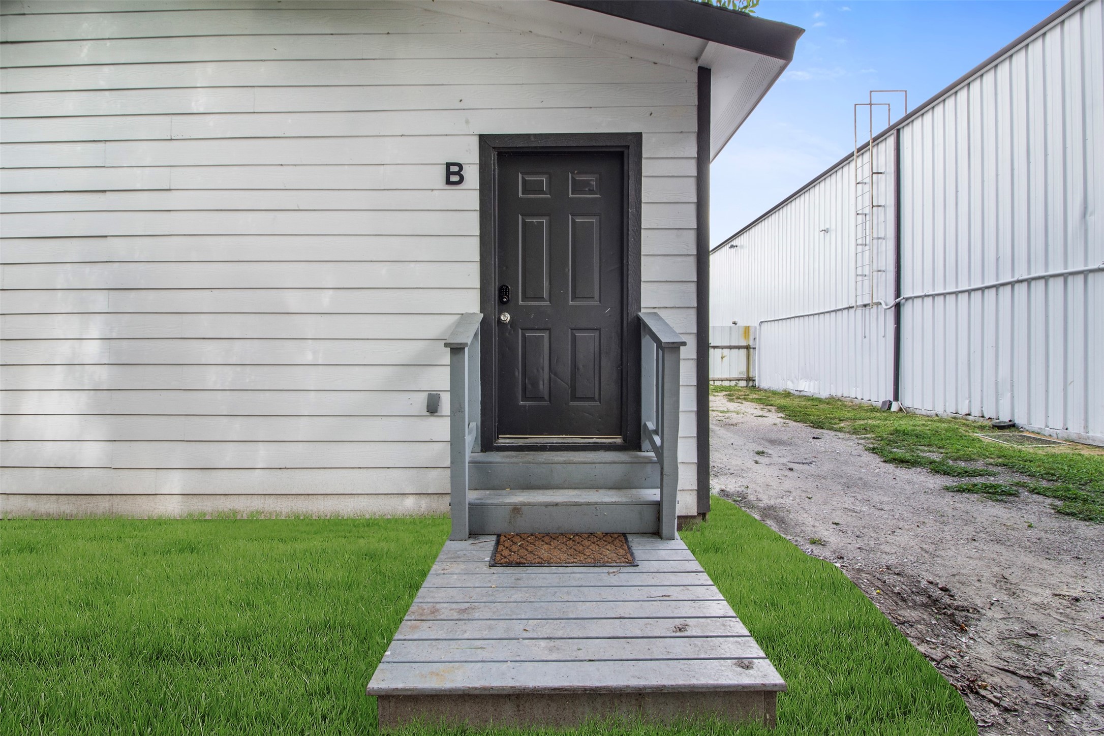 405 Medina Street, Unit B Houston, TX 77012 - Photo 2 of 16 a view of front door of house
