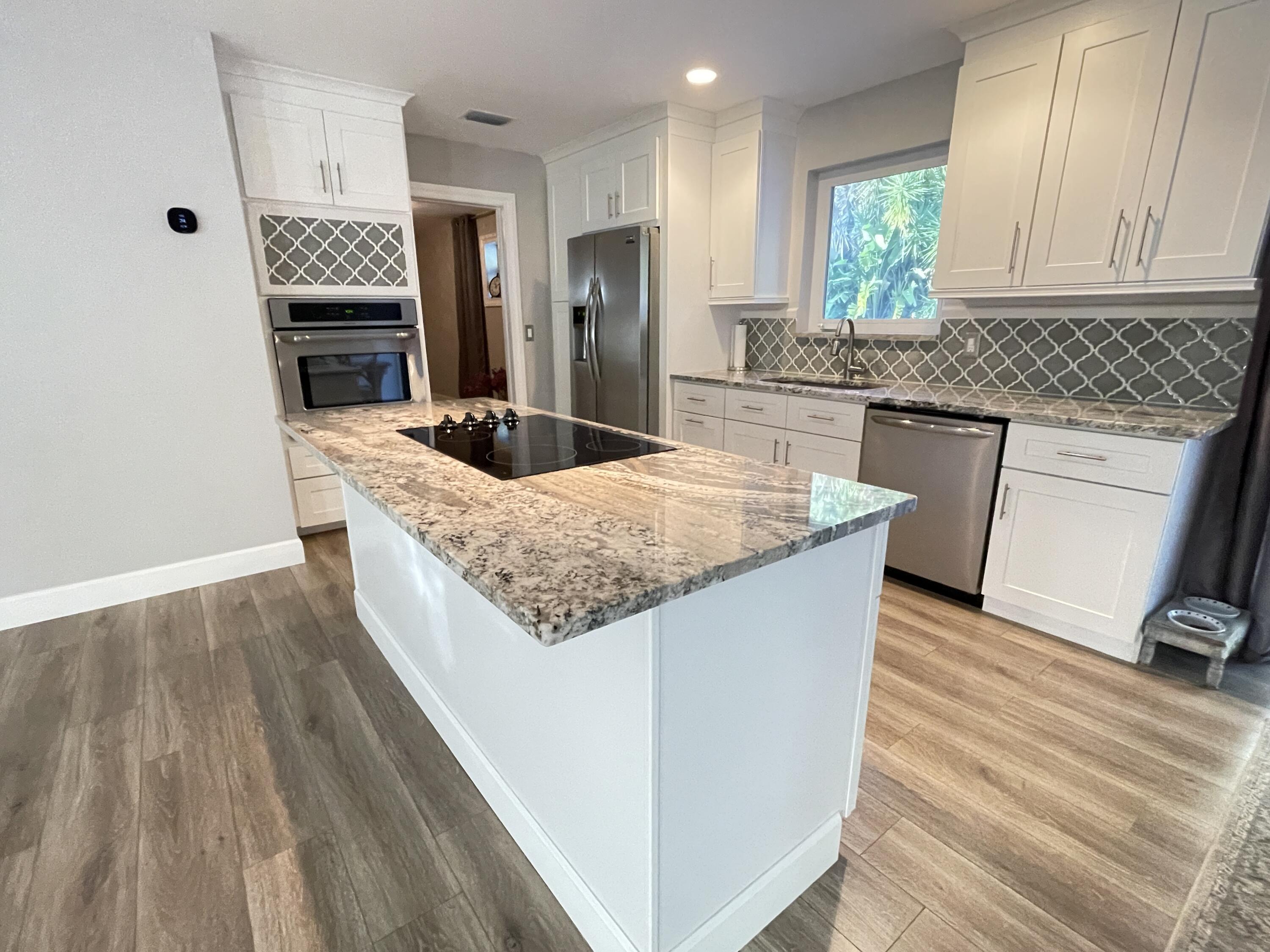 103 East Riverside Drive Jupiter, FL 33469 - Photo 10 of 66 Kitchen Breakfast Bar