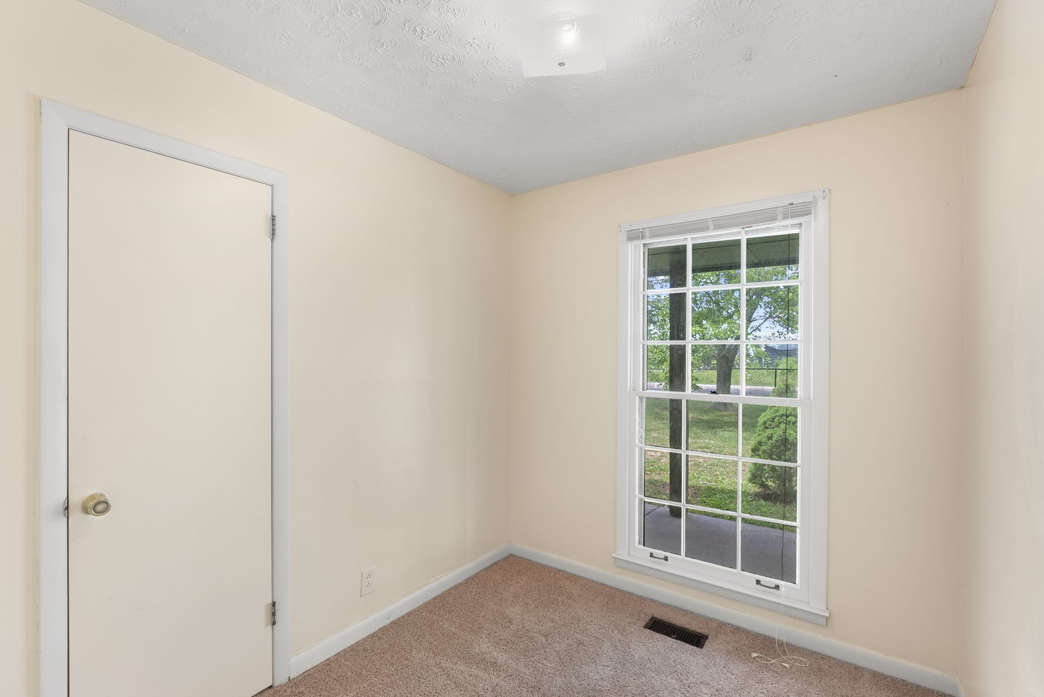 4431 Airport Road Springfield, TN 37172 - Photo 14 of 20 an empty room with windows