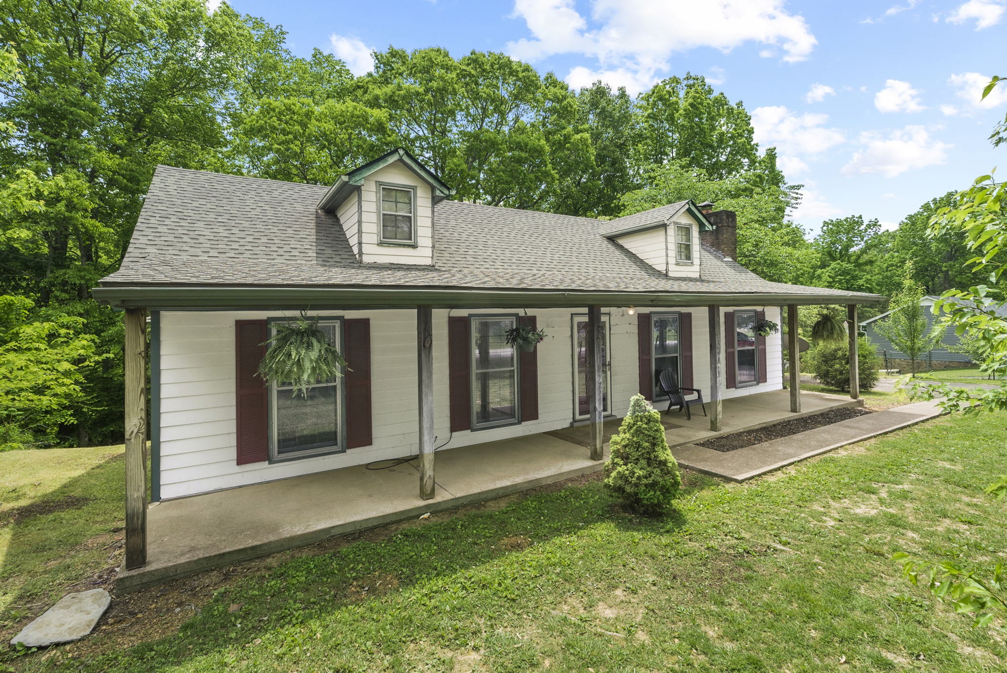 4431 Airport Road Springfield, TN 37172 - Photo 2 of 20 a front view of a house with a garden
