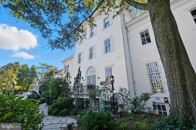 a view of a front of house with a tree