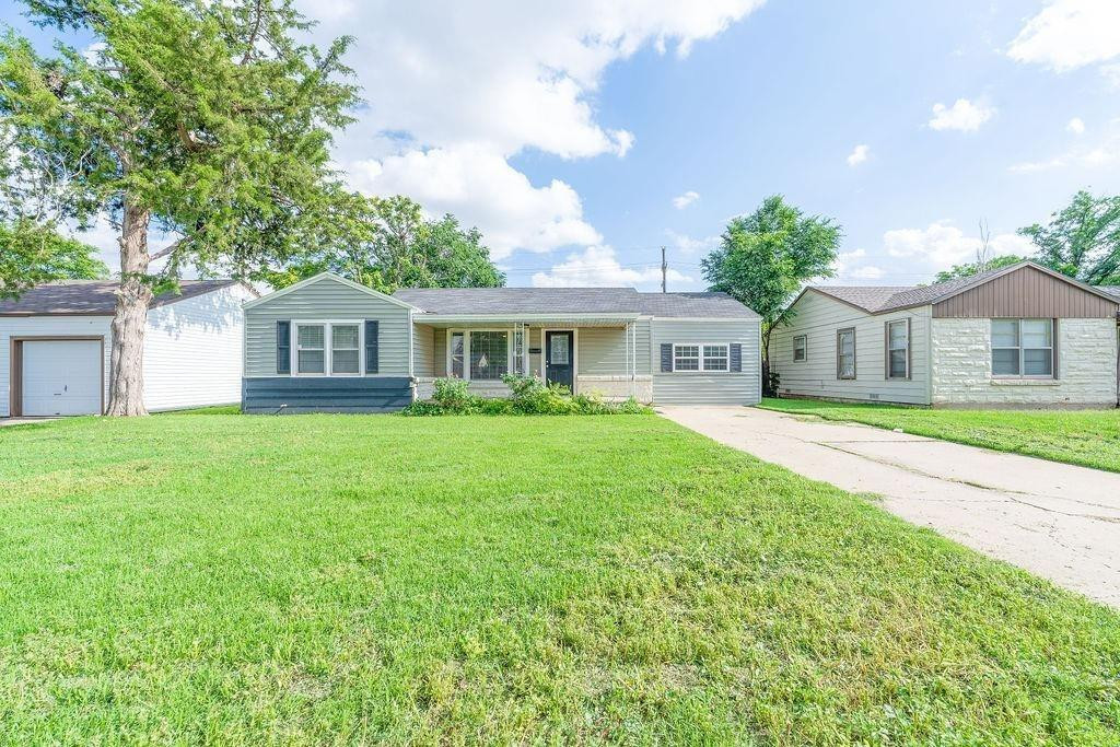 Super Cute Curb Appeal!
