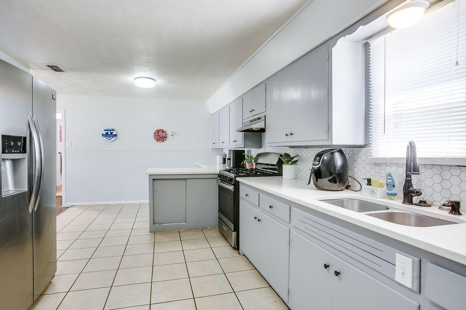 3417 28th Street Lubbock, TX 79410 - Photo 8 of 18 Stainless Steel Gas Oven/ Cooktop