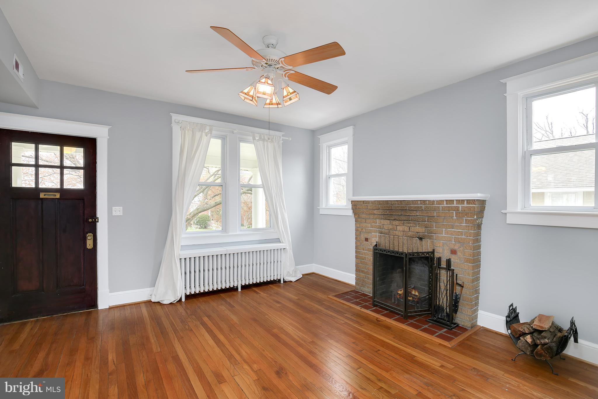 816 Violet Place Silver Spring, MD 20910 - Photo 2 of 30 Living Room