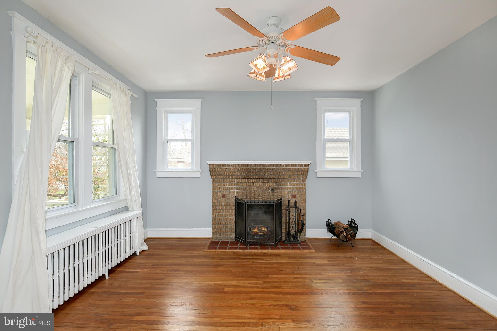 816 Violet Place Silver Spring, MD 20910 - Photo 3 of 30 Living Room