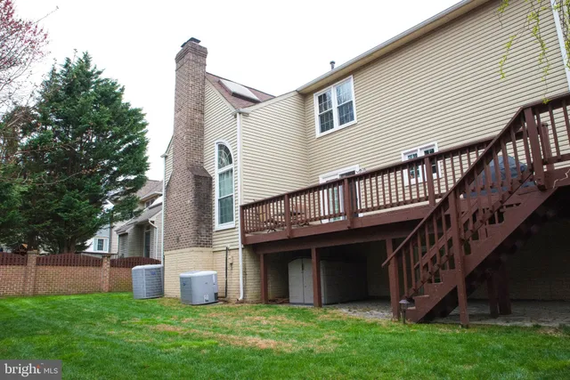 a view of front of house with a yard