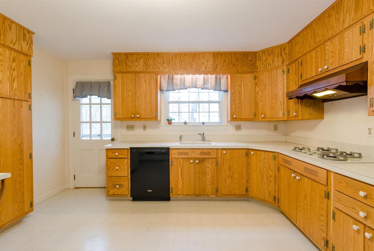 15 Apache Road Nashua, NH 03063 - Photo 5 of 36
