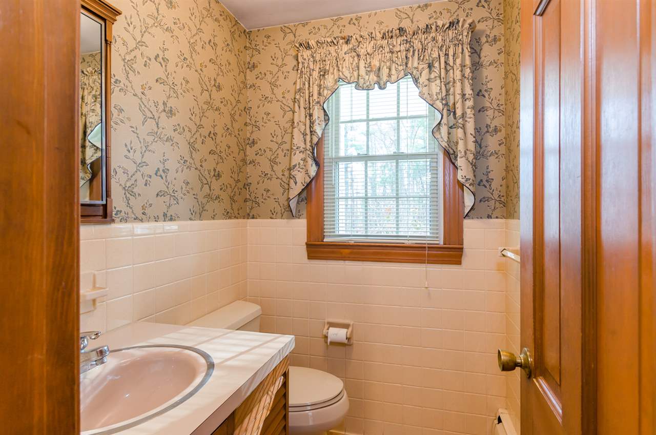 15 Apache Road Nashua, NH 03063 - Photo 10 of 36