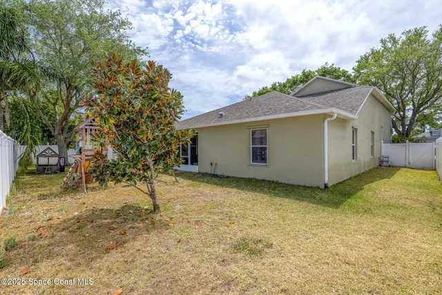 a view of a house with a backyard