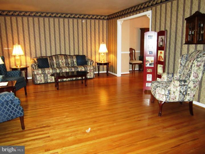 7 Elmgate Road Marlton, NJ 08053 - Photo 4 of 25 Living Room