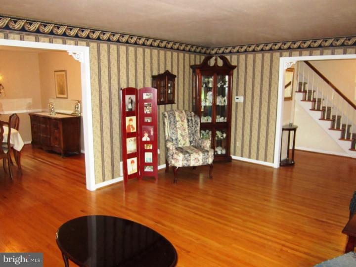 7 Elmgate Road Marlton, NJ 08053 - Photo 5 of 25 Living Room