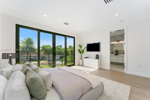 $1,885,000 | 2435 Northeast 18th Street, Fort Lauderdale, FL 33305