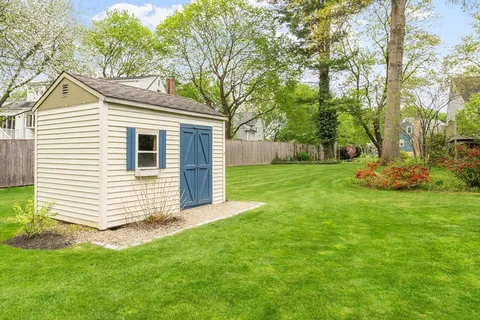 a view of a back yard