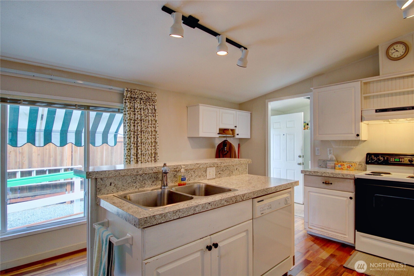 2901 Schuller Place Mount Vernon, WA 98273 - Photo 11 of 40 a kitchen that has a sink and a stove