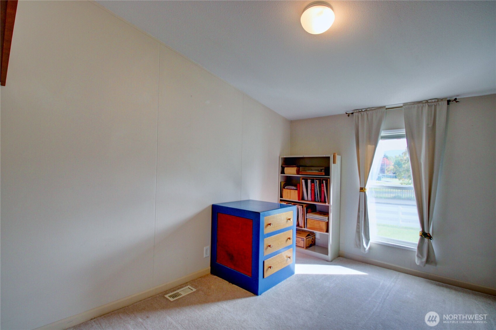 2901 Schuller Place Mount Vernon, WA 98273 - Photo 14 of 40 an empty room with bookshelf and a window