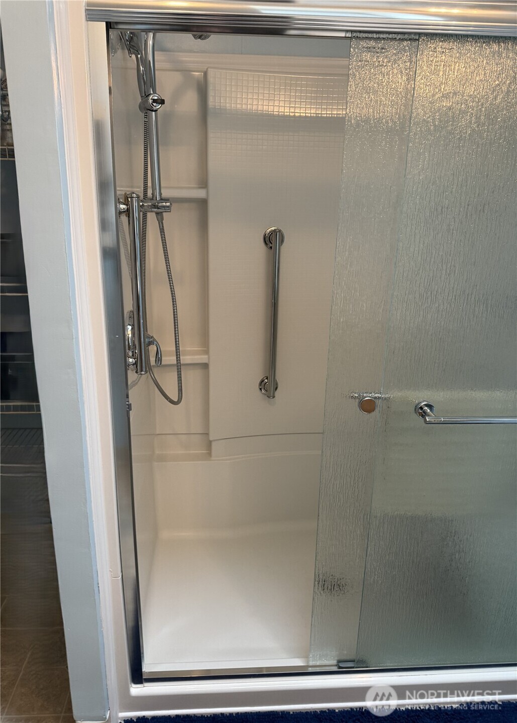 2901 Schuller Place Mount Vernon, WA 98273 - Photo 27 of 40 a bathroom with a glass shower door