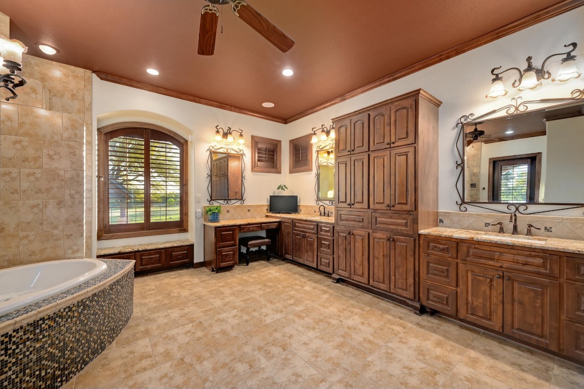1298 Mystic Parkway Spring Branch, TX 78070 - Photo 15 of 40 a large bathroom with a large tub and sink