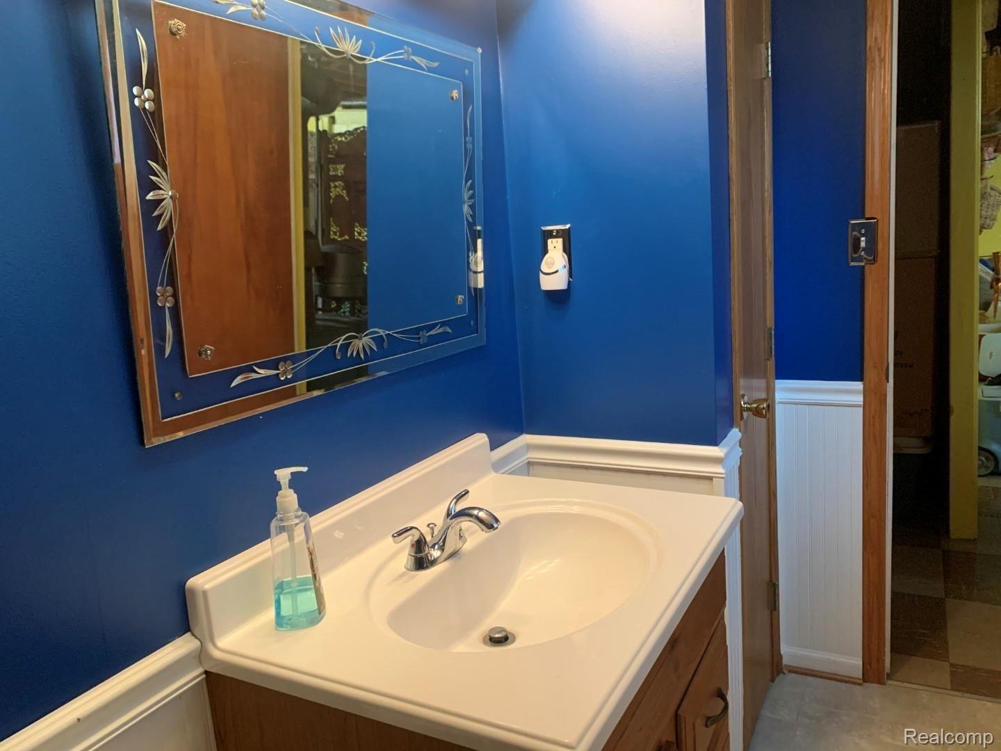 739 Wilwood Road Rochester, MI 48309 - Photo 68 of 99 LLHalfBath (1).jpg