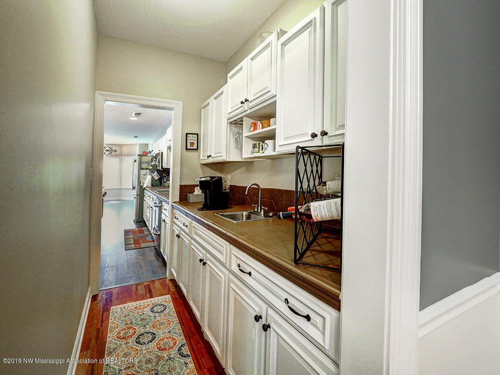 5865 West Oak Grove Road Hernando, MS 38632 - Photo 17 of 40 Butlers pantry