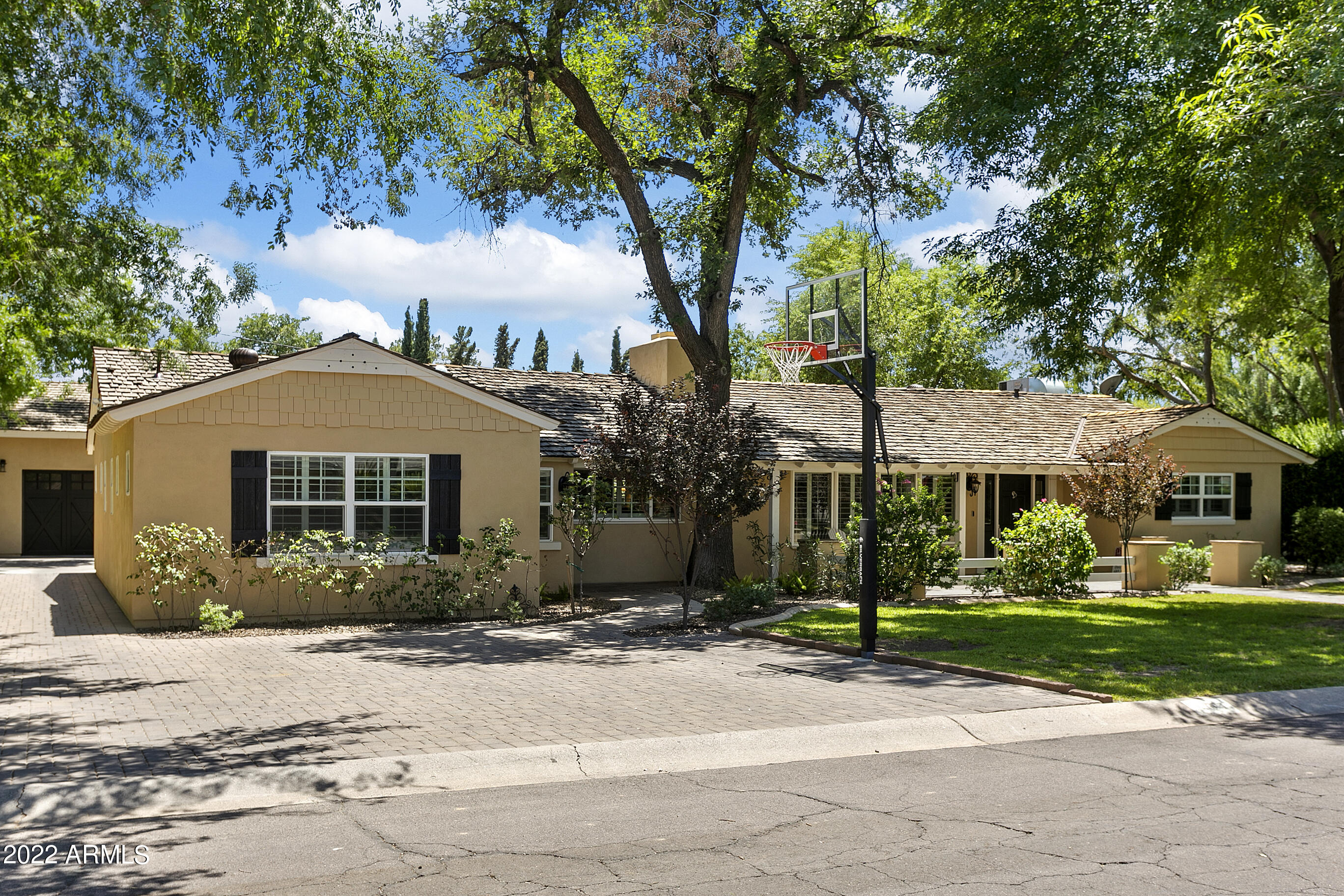 101 East Lawrence Road Phoenix, AZ 85012 - Photo 3 of 48 a front view of a house with a garden