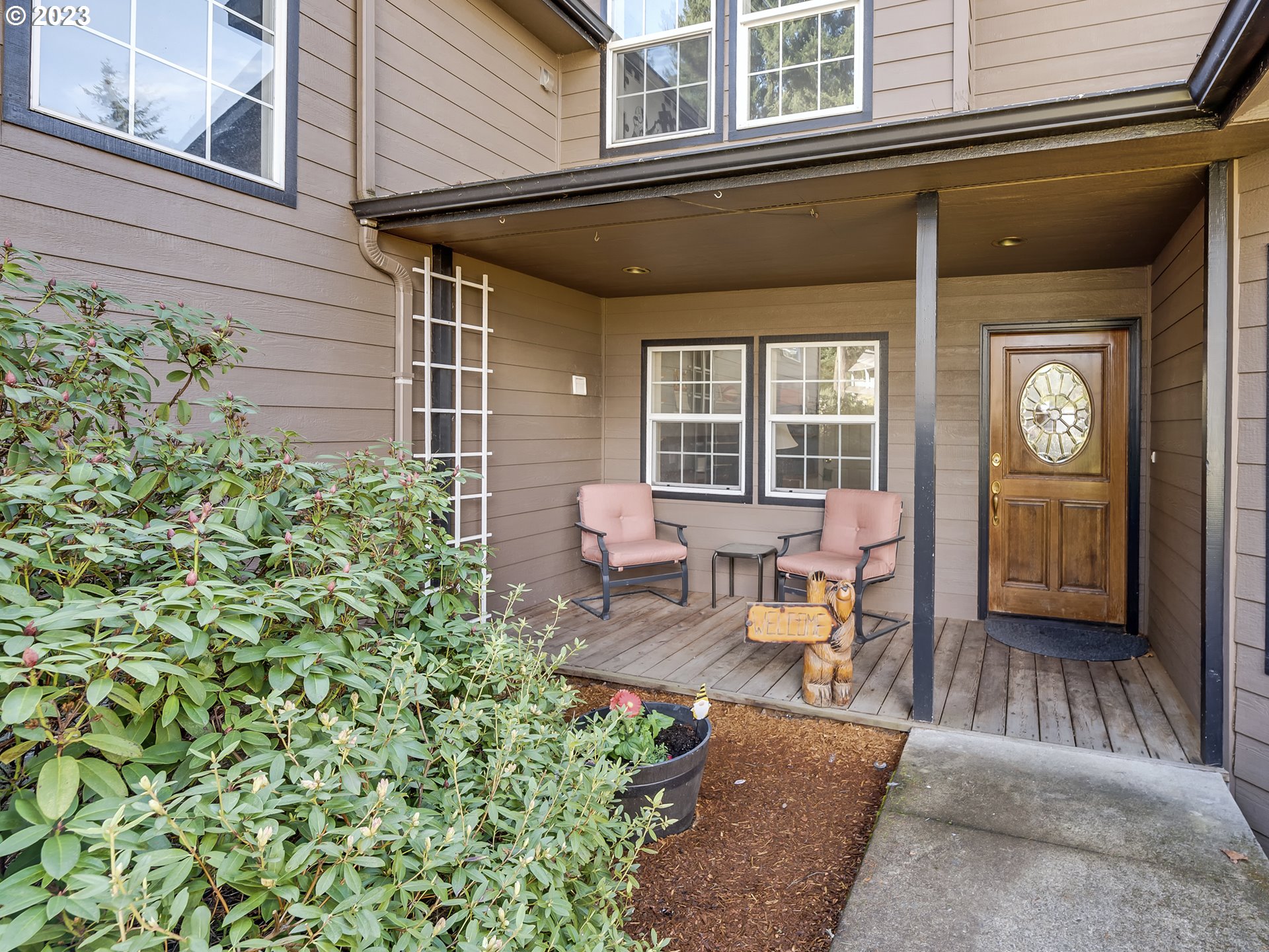 830 South 69th Street Springfield, OR 97478 - Photo 2 of 35 a view of a house with sitting area and garden