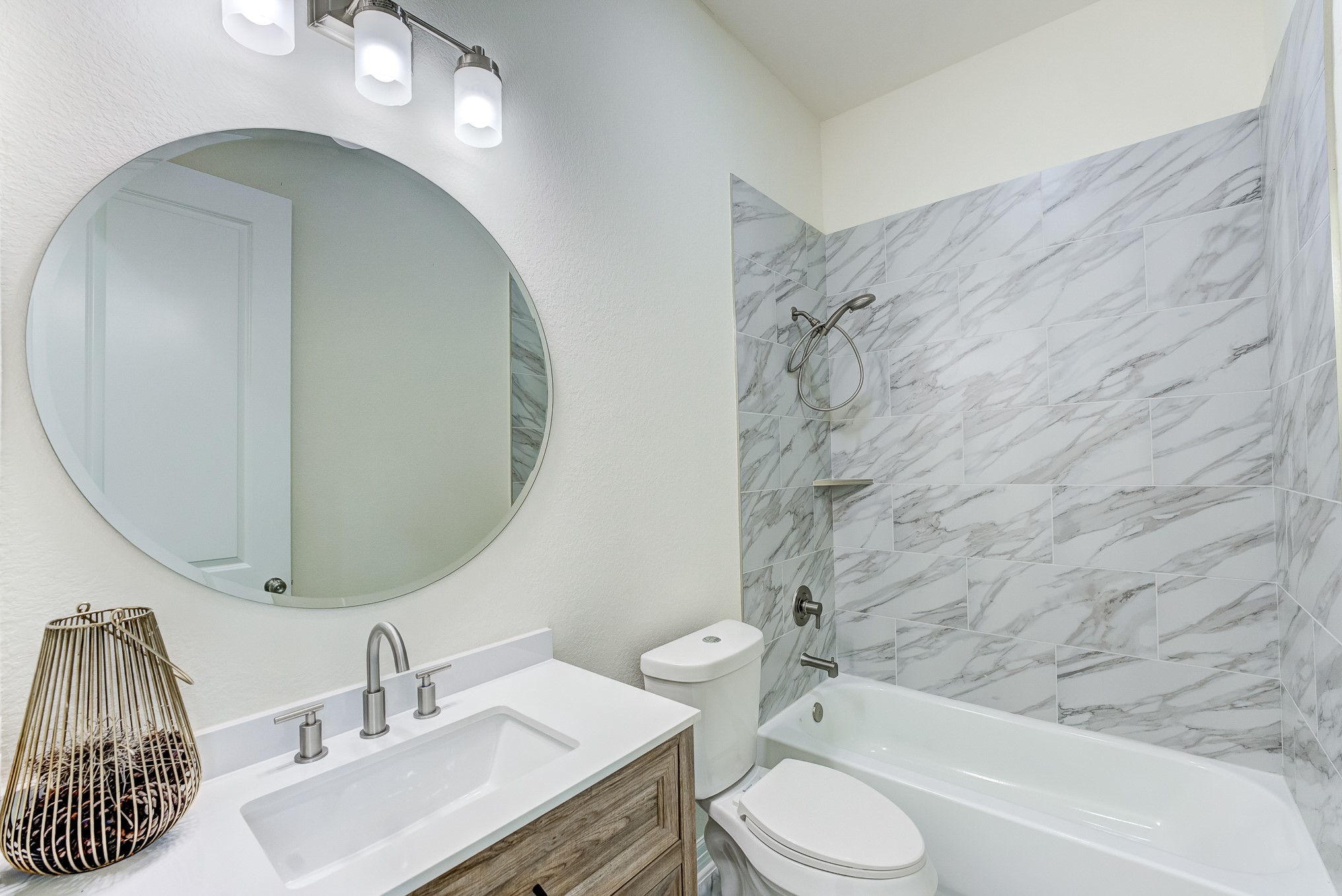 1720 Flintlock Court Angleton, TX 77515 - Photo 25 of 45 Hall bathroom