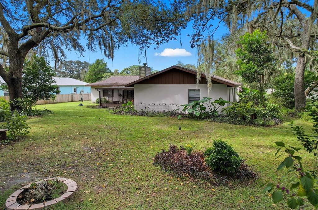 3103 South Bay Berry Point Inverness, FL 34450 - Photo 40 of 50 a front view of a house with garden