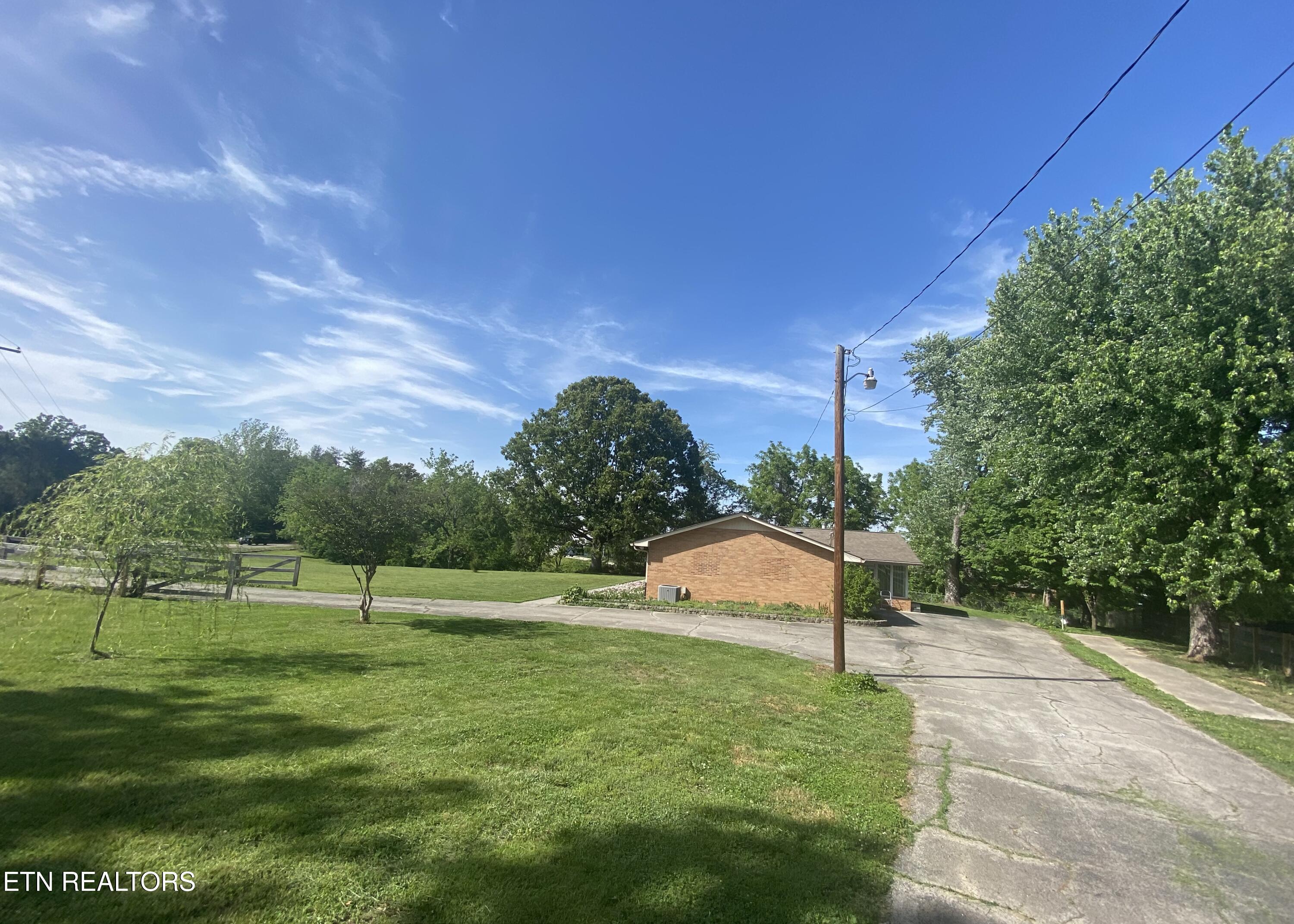 1824 Montvale Road Maryville, TN 37803 - Photo 28 of 47 Driveway Side House