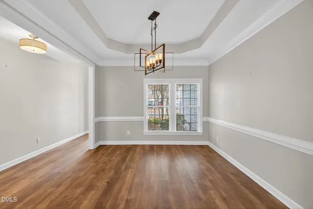 a view of a livingroom with wooden floor a ceiling fan