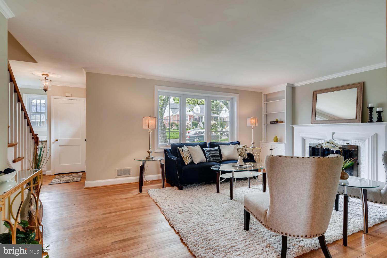 311 Waveland Road Baltimore, MD 21228 - Photo 7 of 28 Living Room