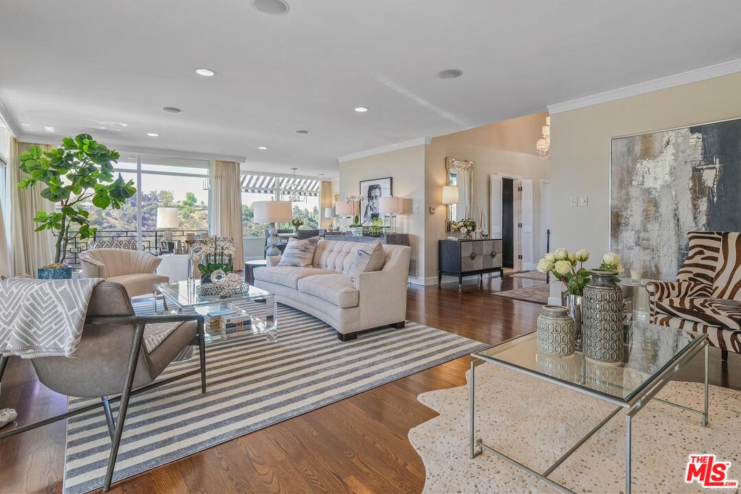 2019 Stradella Road Los Angeles, CA 90077 - Photo 4 of 45 a living room with furniture