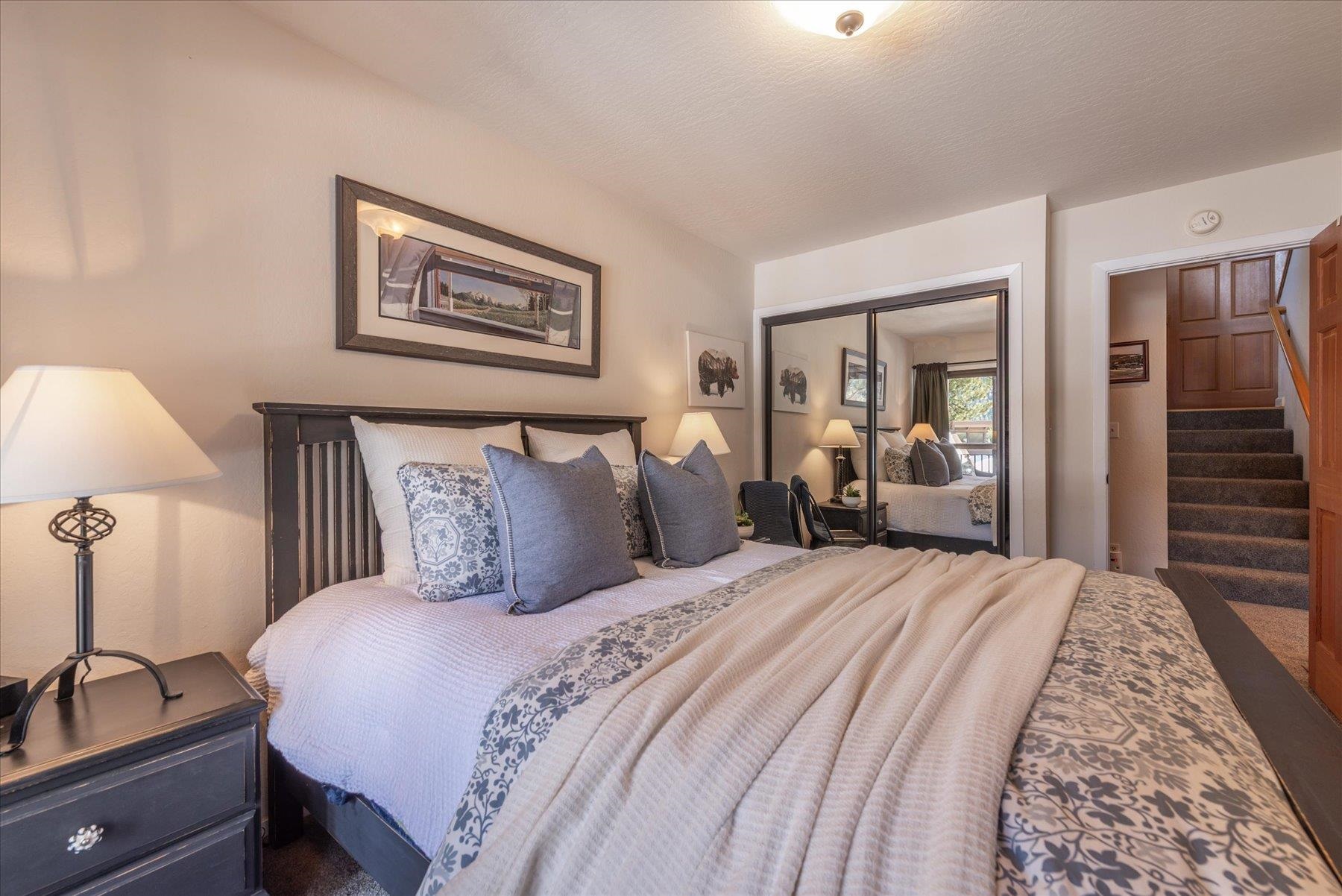 6090 Rocky Point Truckee, CA 96161 - Photo 15 of 28 a bedroom with a large bed and a lamp