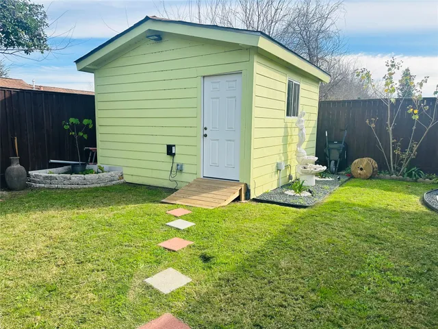 a view of a house with backyard and sitting area