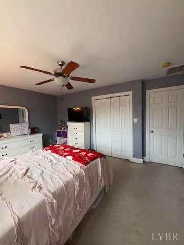 a bed room with a bed and a closet
