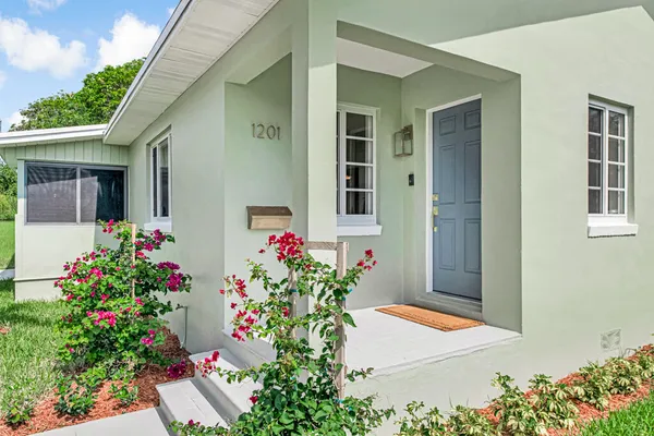 $739,900 | 1201 North Palmway, Lake Worth Beach, FL 33460