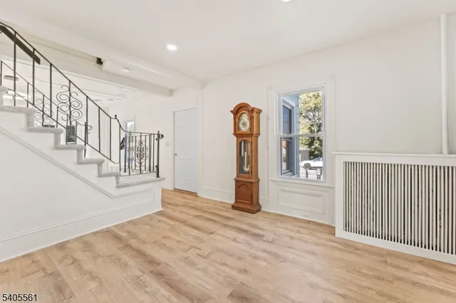 a view of entryway with livingroom